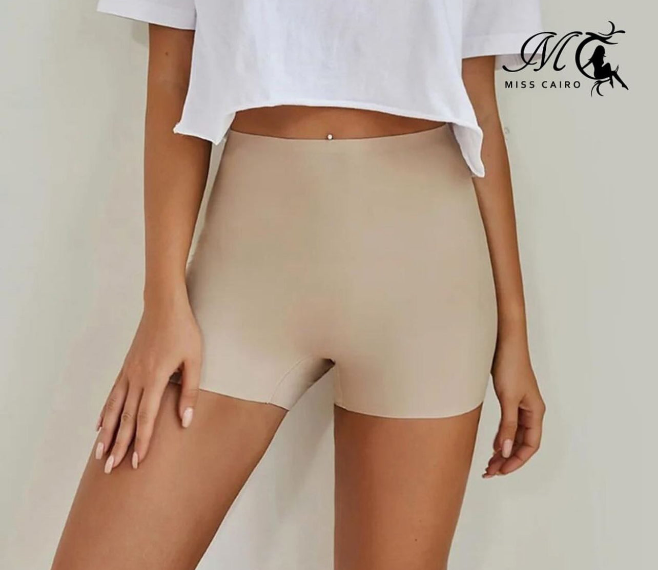 Papatya High-waist laser cut short.