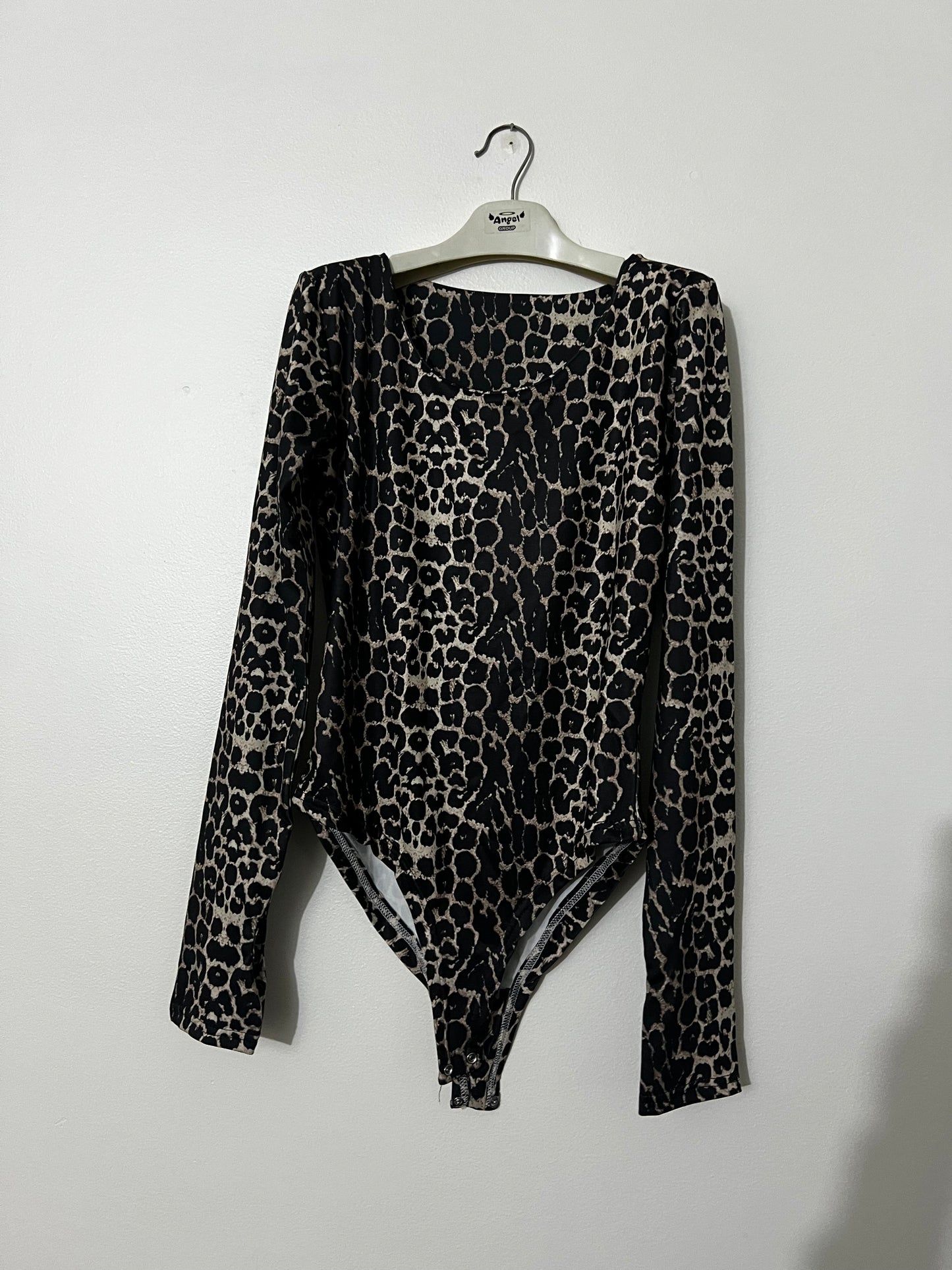 Long-sleeve snap bodysuit.