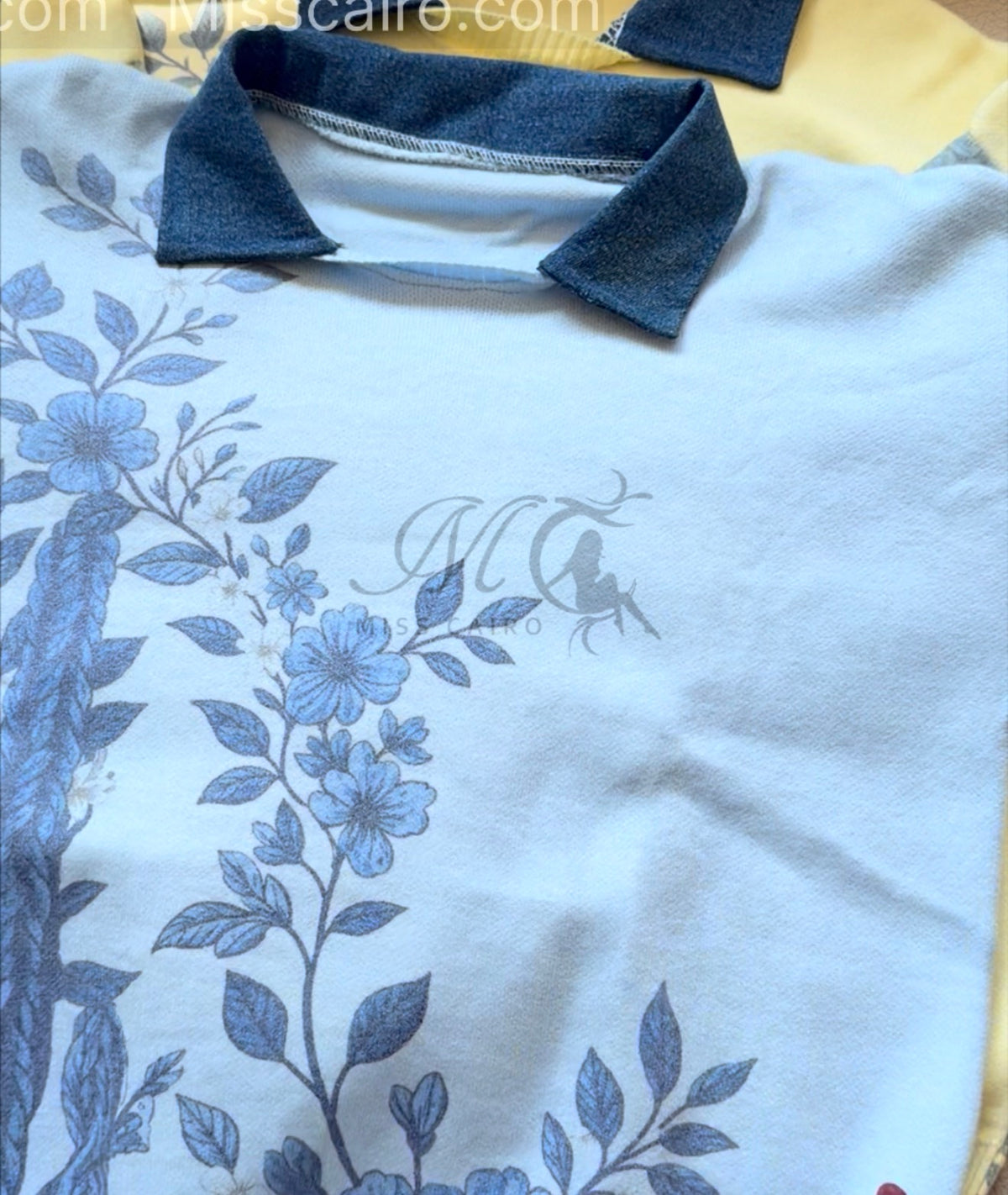 Elegant floral collared sweatshirt.