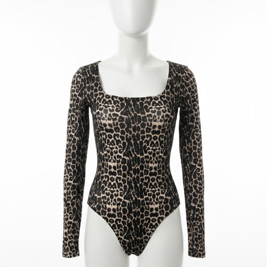 Long-sleeve snap bodysuit.