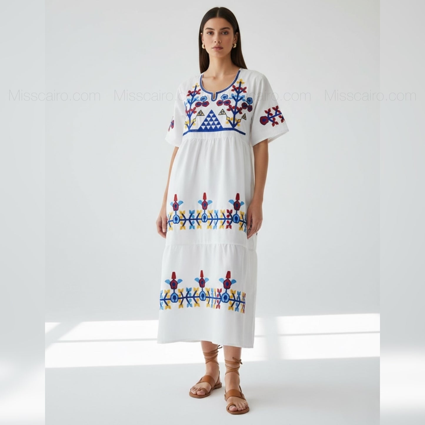 عباية بيضاء قصيرة مطرزة